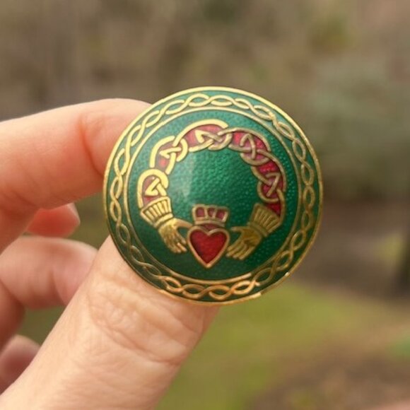 CELTIC SEA GEMS Claddagh Green Red Enamel BROOCH - Picture 1 of 6